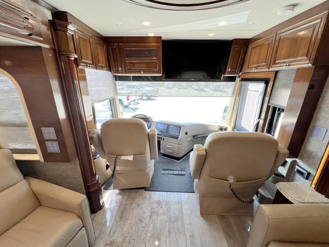 2019 Newmar Essex 4551 | Photo 5 of 34